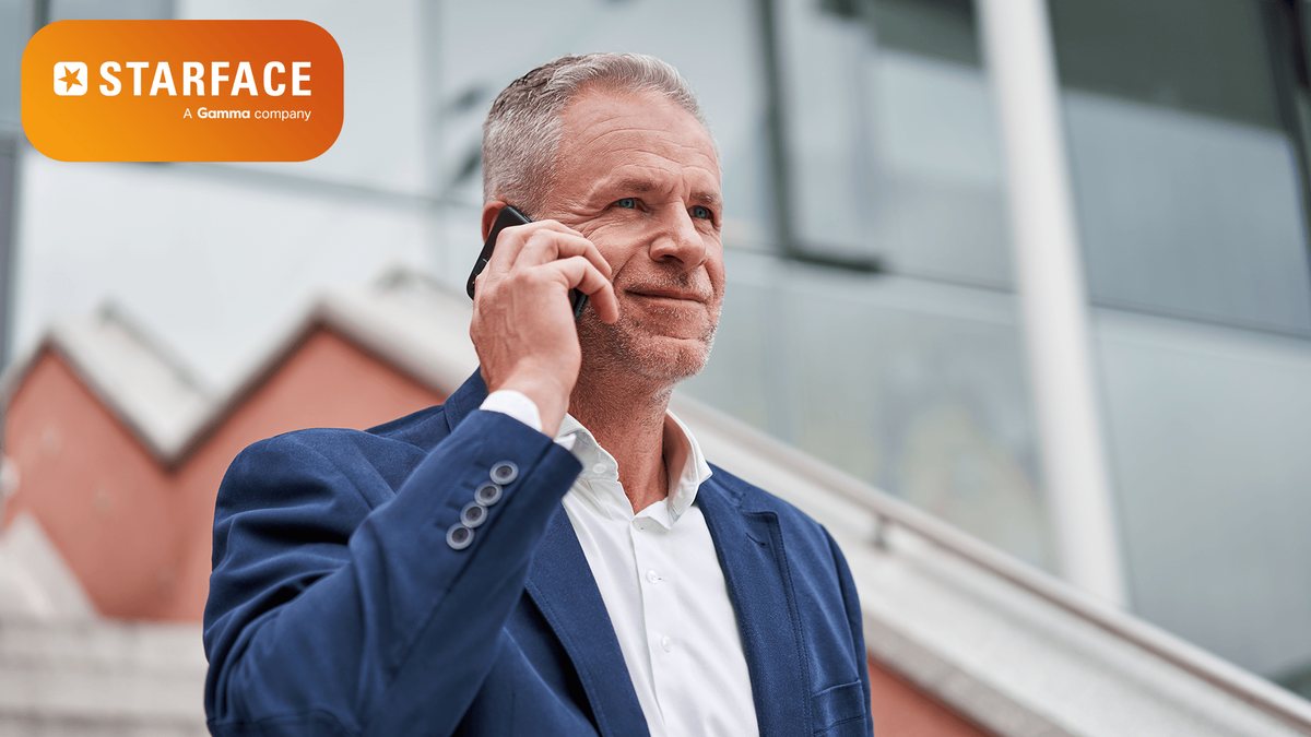 Geschäftsmann telefoniert unterwegs mit dem Mobiltelefon