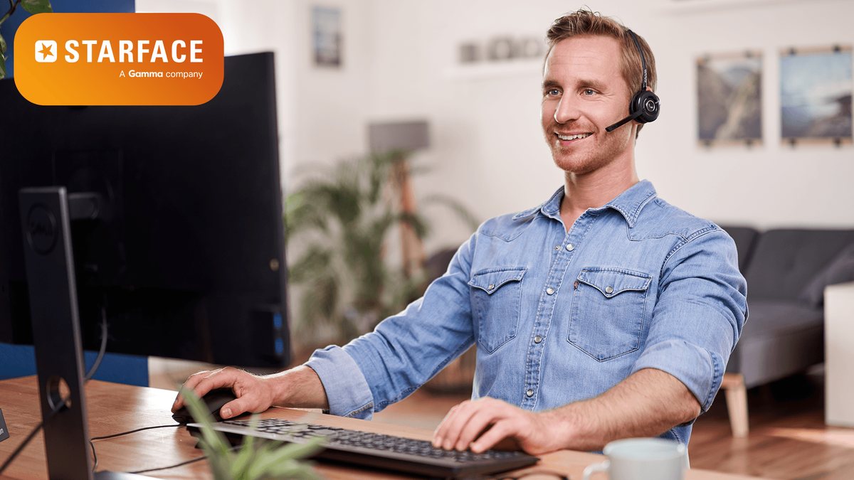 Mitarbeiter mit Headset telefoniert über den Computer
